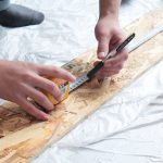 DIY賃貸で暮らそう （１）- 飾り板と壁掛けフックを付ける